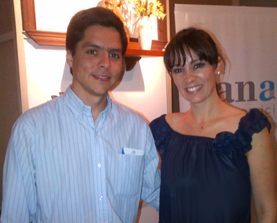 Federico Wals director de comunicaciones del Arzobispado de Buenos Aires y secretario privado del Obispo Jorge Bergoglio con Nancy Clara, periodista de Doral Family Journal, en diciembre del 2012