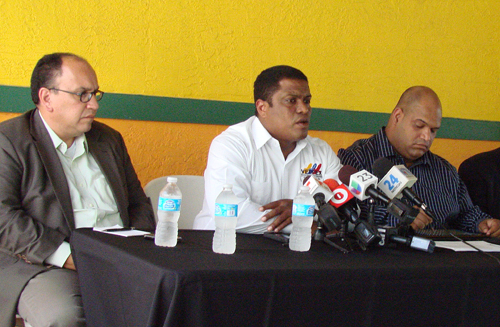 José Antonio Colina, Presidente de Veppex; Carlos Pereira, Presidente del Club de Venezolanos Americanos Democratas y el sr. José Hernández en la última reunión realizada en “El Arepazo”